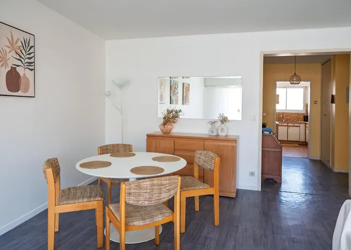 Les Coraux, Centre & *