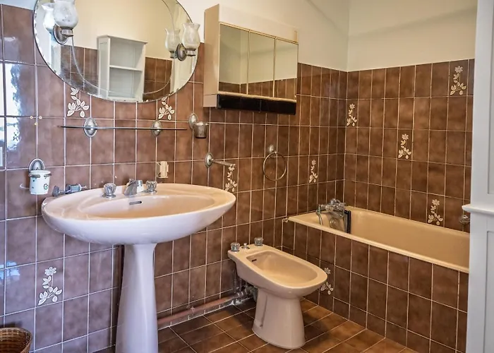 Les Coraux, Centre & *